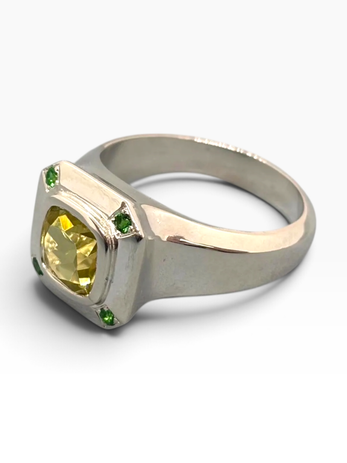 Anello Chevalier Uomo Argento 925 Quarzo Lemon e Smeraldi | Fatto a Mano