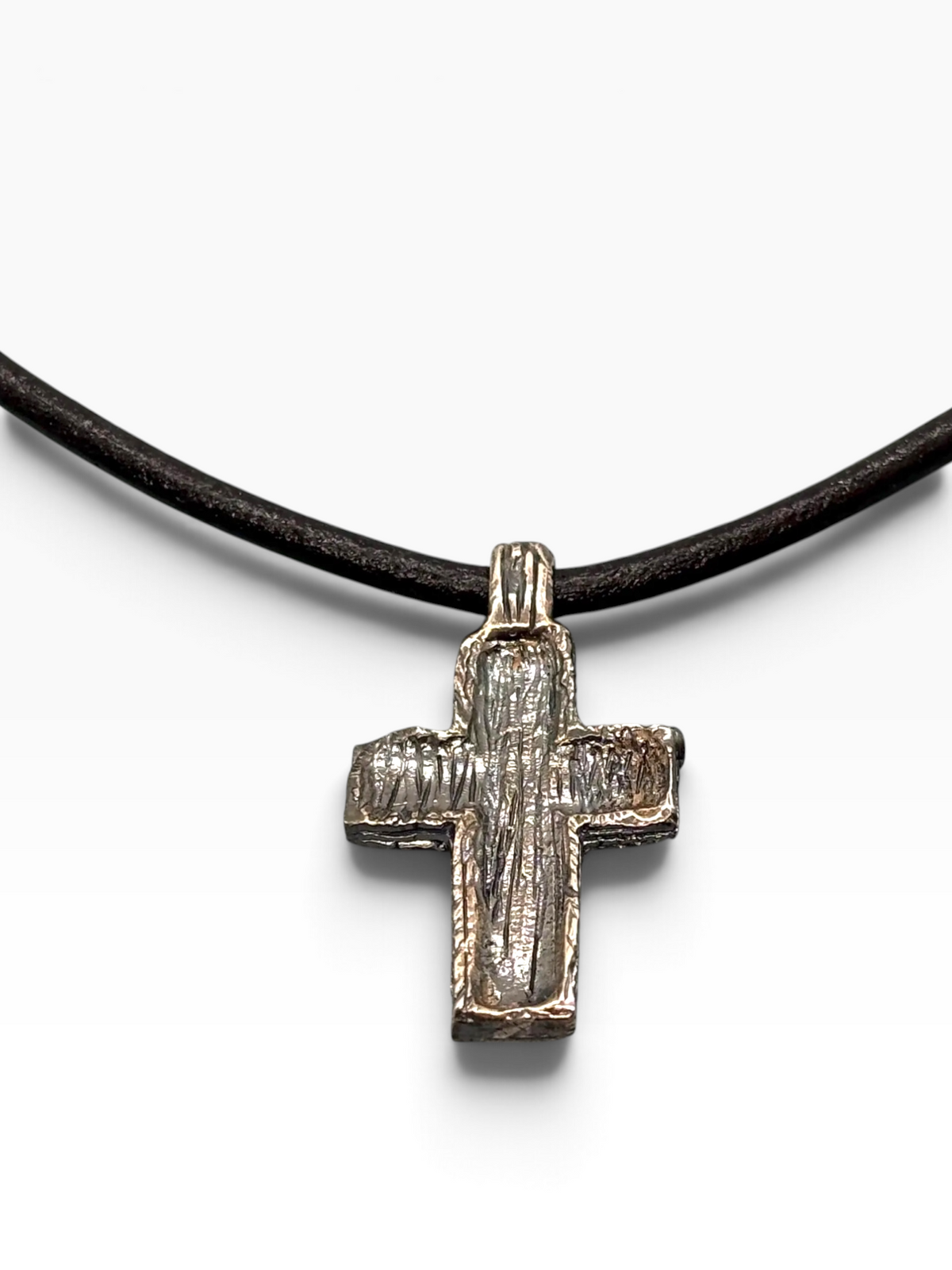 Croce Pendente Bicolore in Argento 925 Brunito e Bronzo con Laccio in Cuoio