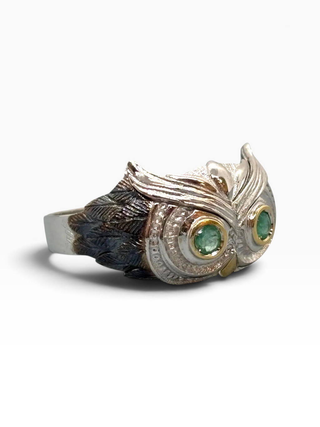 Anello Scultoreo Gufo in Argento 925 e Bronzo con Smeraldi Naturali