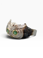 Anello Scultoreo Gufo in Argento 925 e Bronzo con Smeraldi Naturali