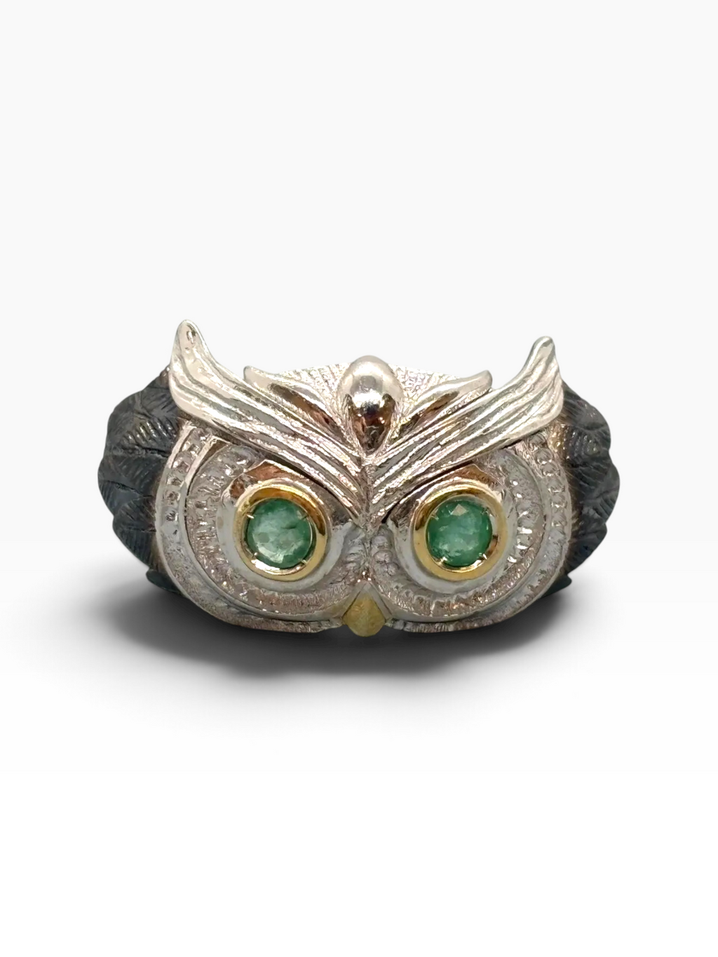 Anello Scultoreo Gufo in Argento 925 e Bronzo con Smeraldi Naturali